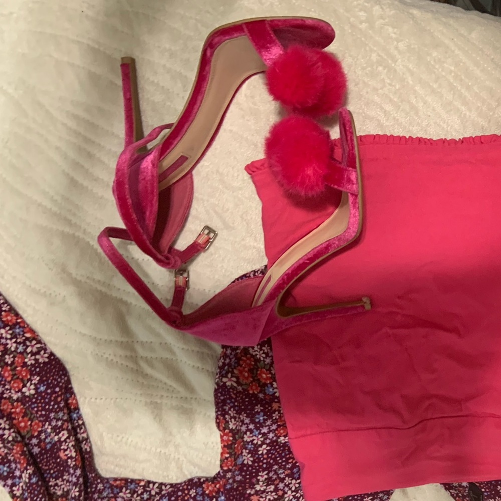Pink Pom Pom pumps